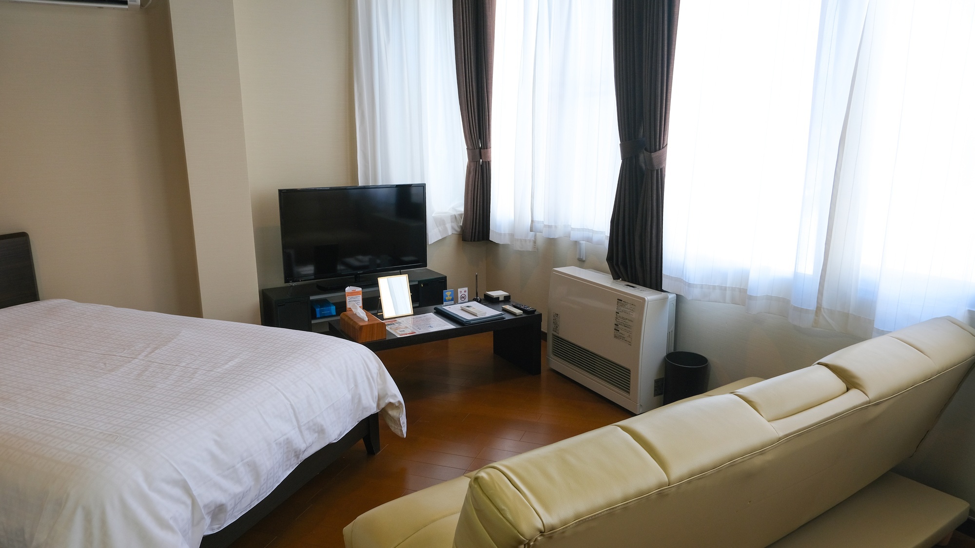 ・【客室】テレビを見ながらゆったり寛げます