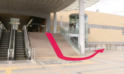 【長野駅からのルート3】階段を降りてすぐ右後方の階段を降ります。