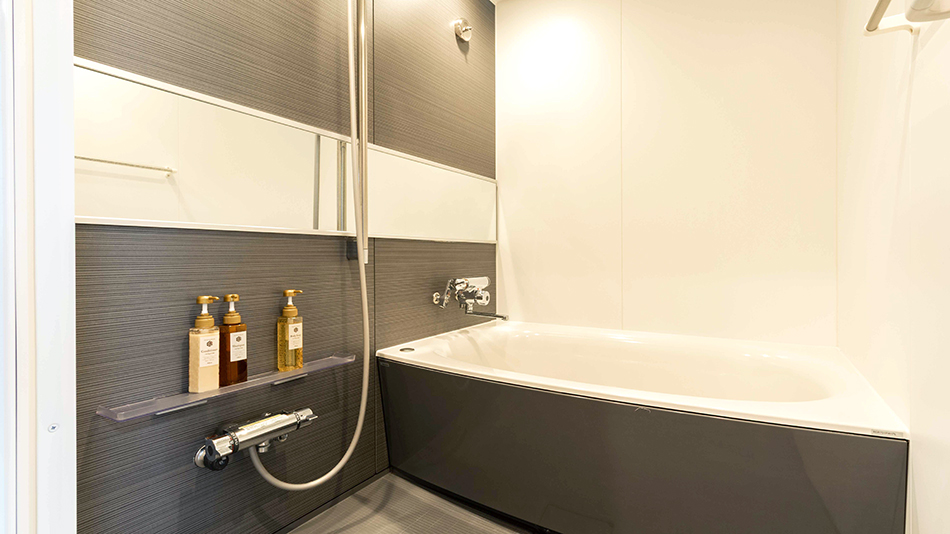 【ツイン／バスルーム】清潔な浴室にはシャワーとバスタブがあり、ゆったりと疲れを癒せます
