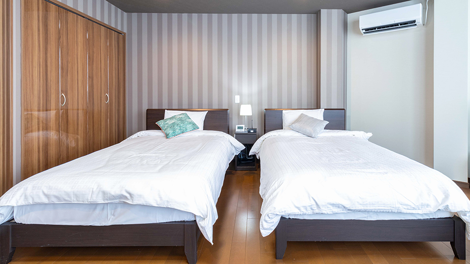 【ツイン/ベッド】癒されるような木目調の内装で、心身ともに安らいでお過ごしいただけます