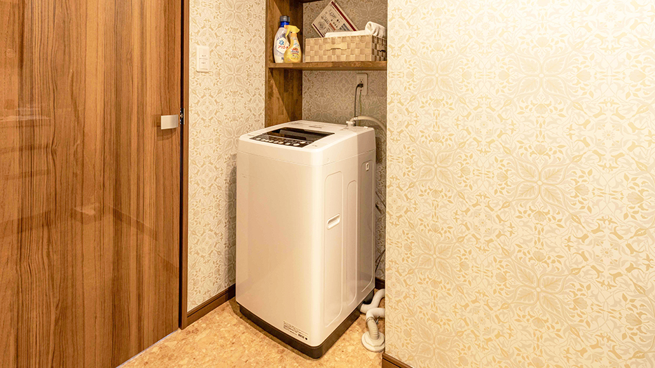 【洗濯機】お部屋には洗濯機のご用意もあり、少ない荷物で安心してお越しいただけます