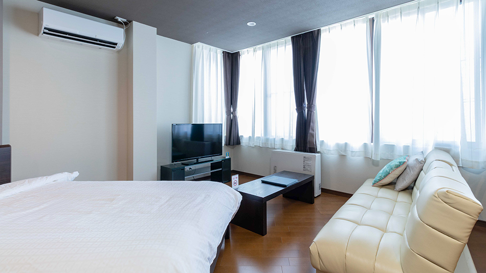 【ツイン/ベッド】癒されるような木目調の内装で、心身ともに安らいでお過ごしいただけます