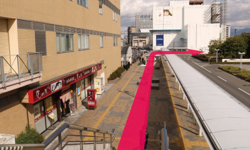 【長野駅からのルート4】階段下の歩道を進み、つきあたりを右に曲がっ て進みます。