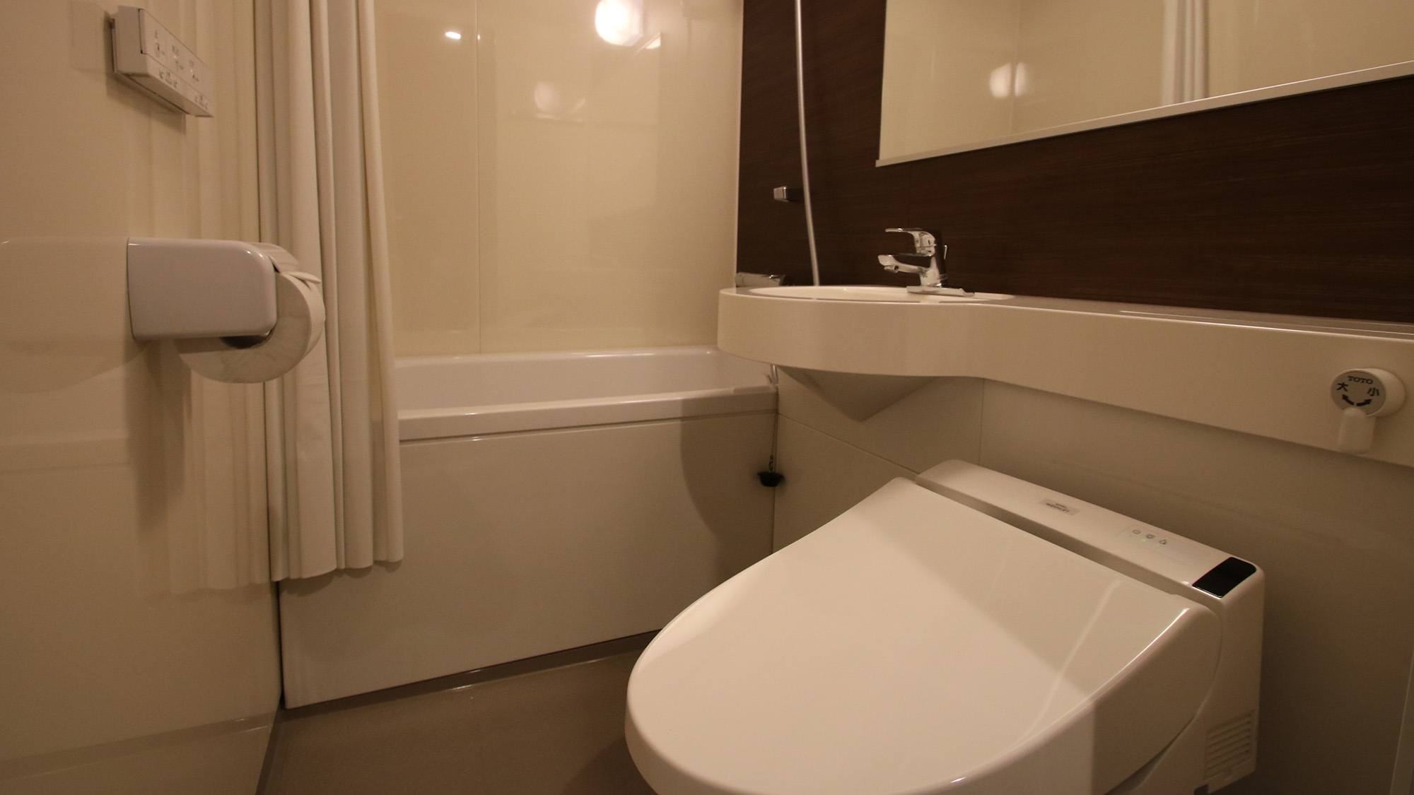 ・【ツインB／バスルーム】清潔なユニットバスは、シャワーも浴槽も使えてリラックスできます