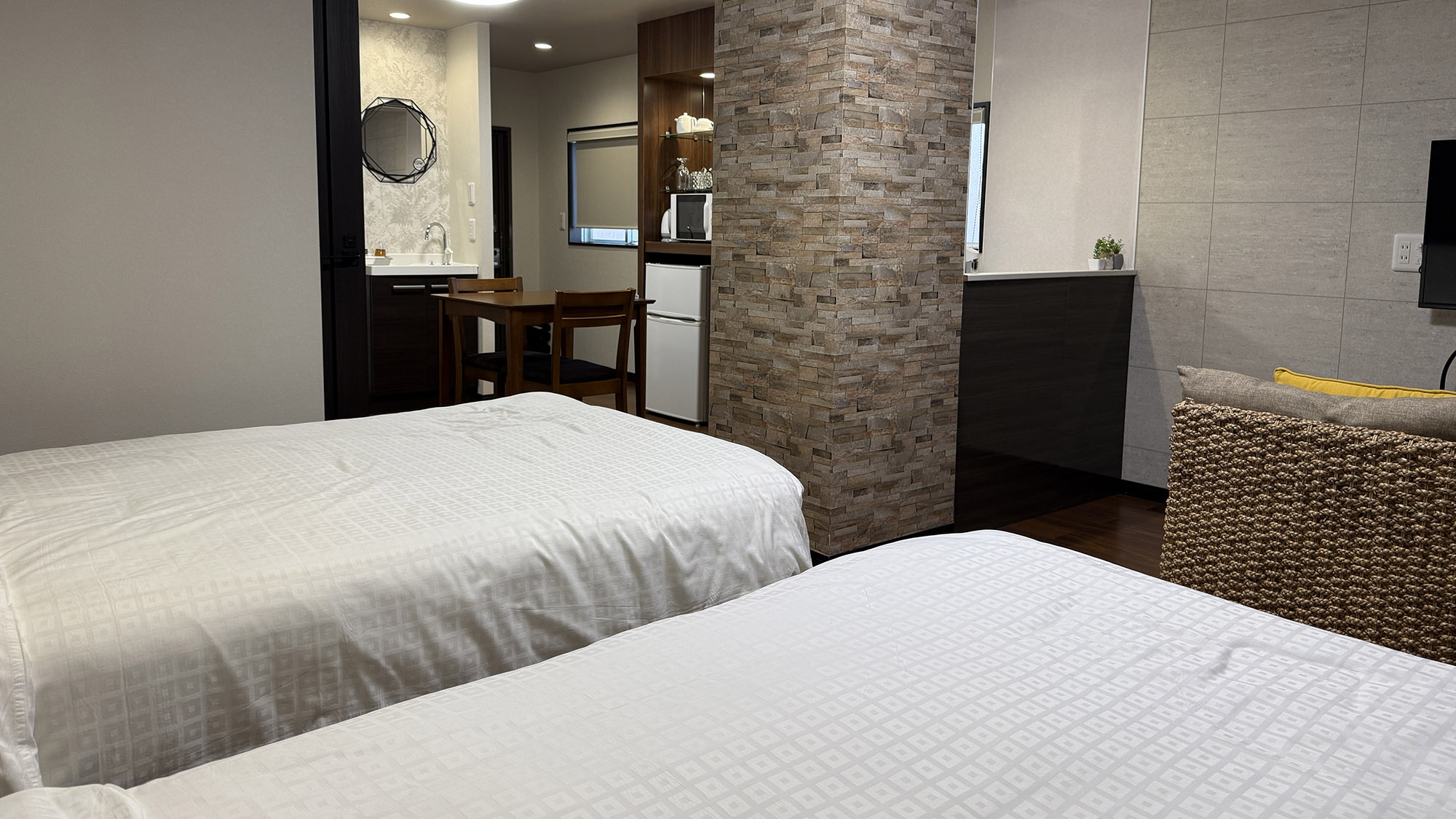 ・【ツイン／ベッド】ゆとりある広さのお部屋で、窮屈さを感じず体を休めていただけます