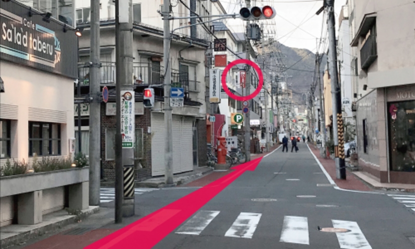 【長野駅からのルート⑤】 信号を直進します。そのまま進むと左に赤い看板が見えてきます。