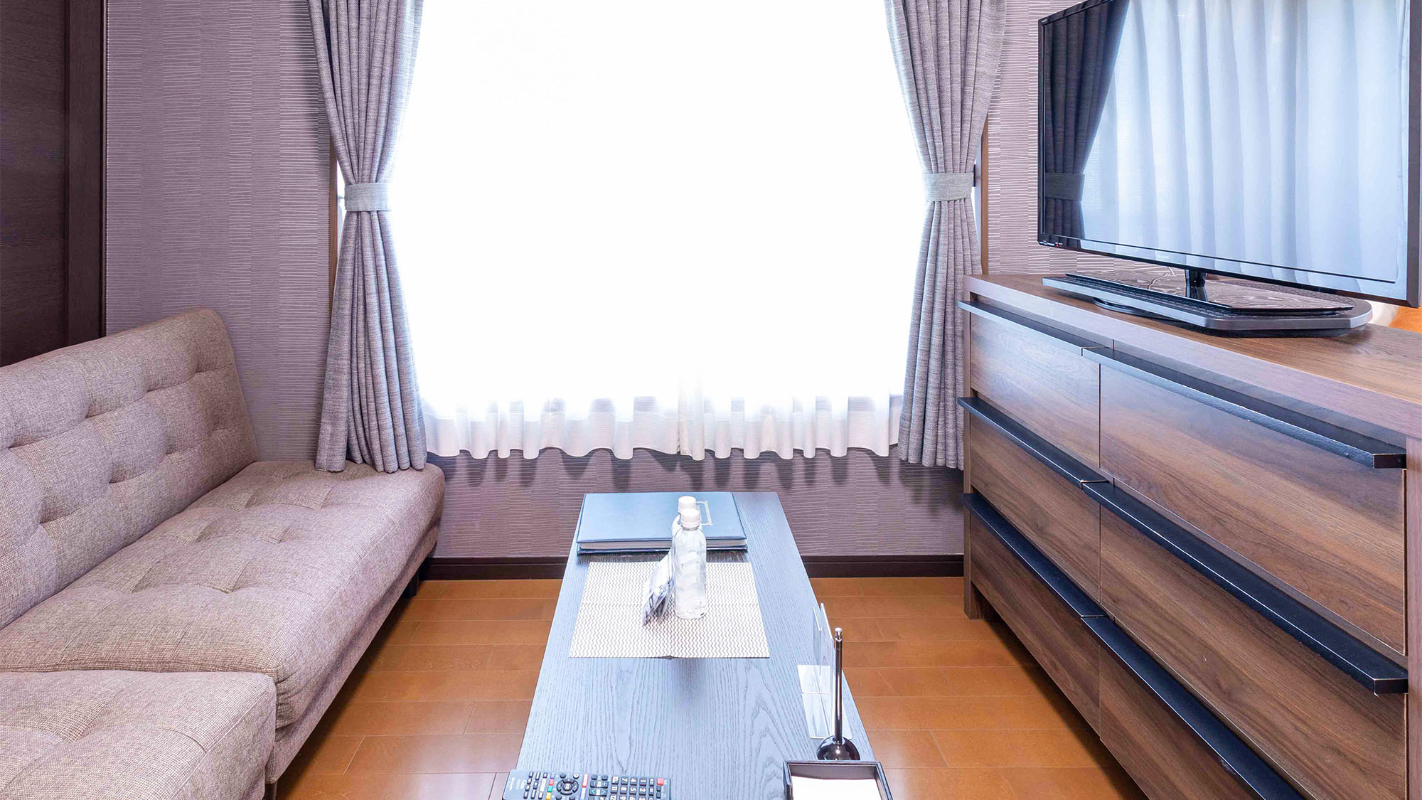 ・【ツインA／リビング】落ち着いた色合いのインテリアで寛ぎのひとときを