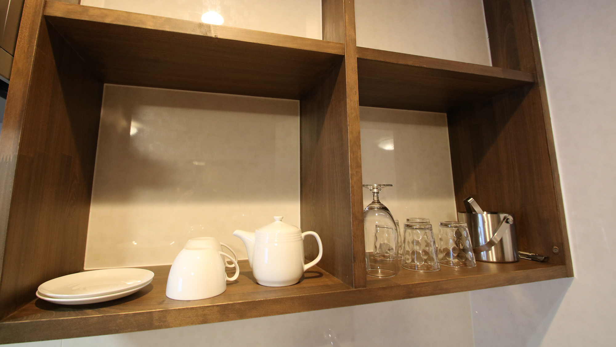 ・【ツインB／設備】カップやグラスなどをご用意しております。お部屋での食事に最適です