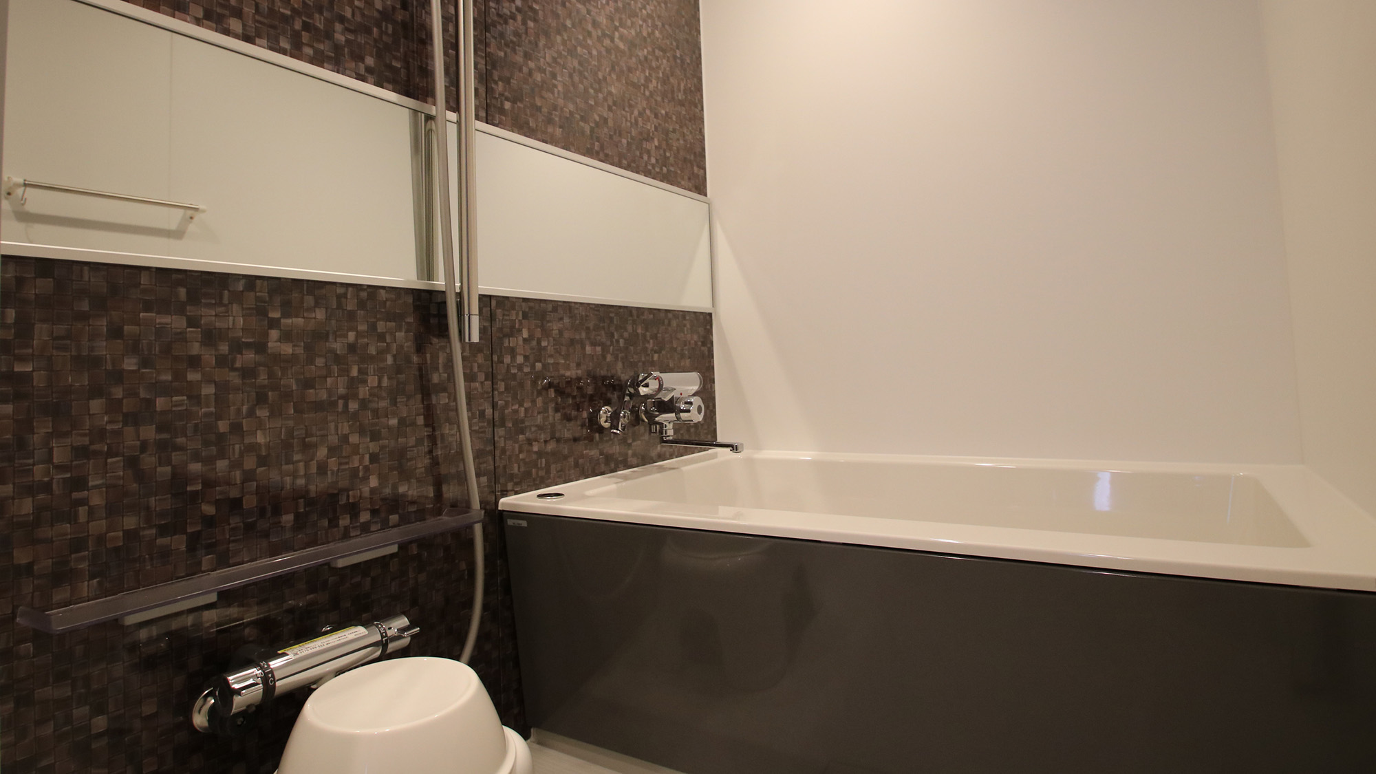 ・【ツインA／バスルーム】清潔な浴室にはシャワーとバスタブがあり、ゆったりと疲れを癒せます