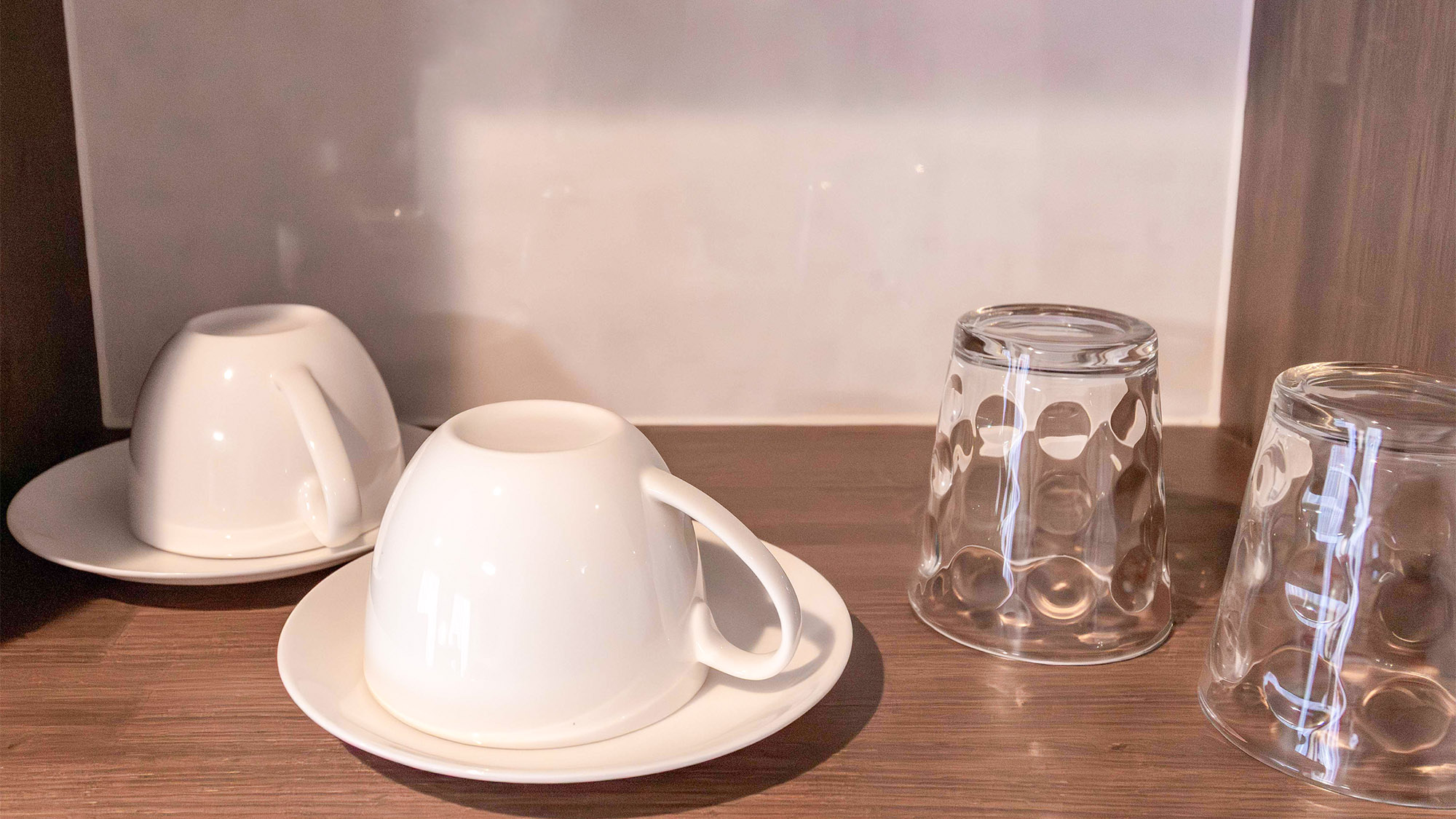 ・【ツインB／設備】カップやグラスをご用意しています　ご自由にお使いください