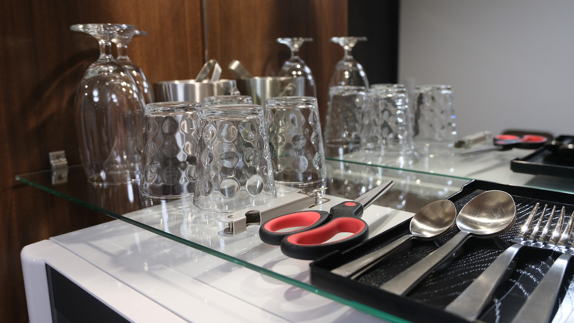 ・【設備】カトラリーやグラスなどをご用意しております。ご家族や友人とお部屋での食事にピッタリ