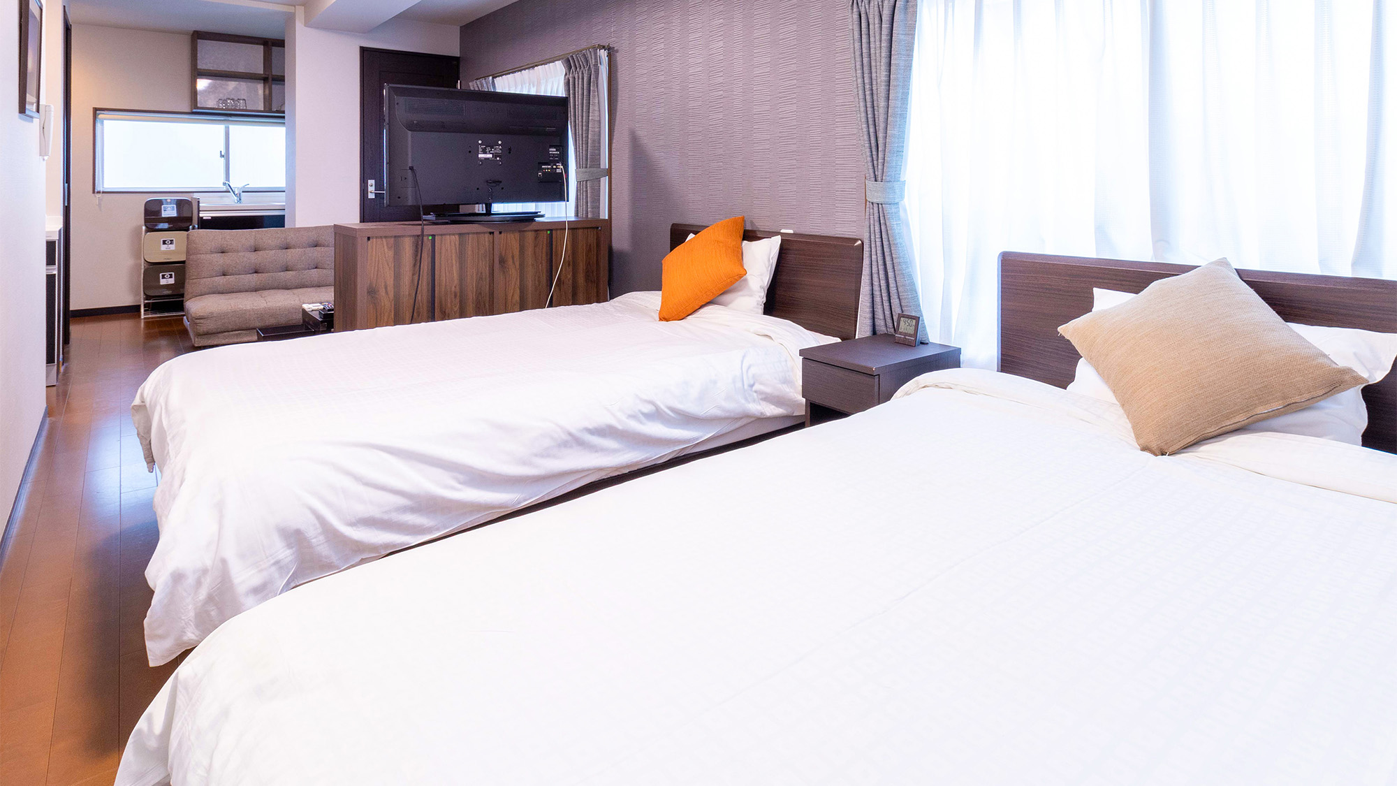 ・【ツインA／ベッド】大きな窓とゆったりサイズのベットで清々しい朝をお迎えください