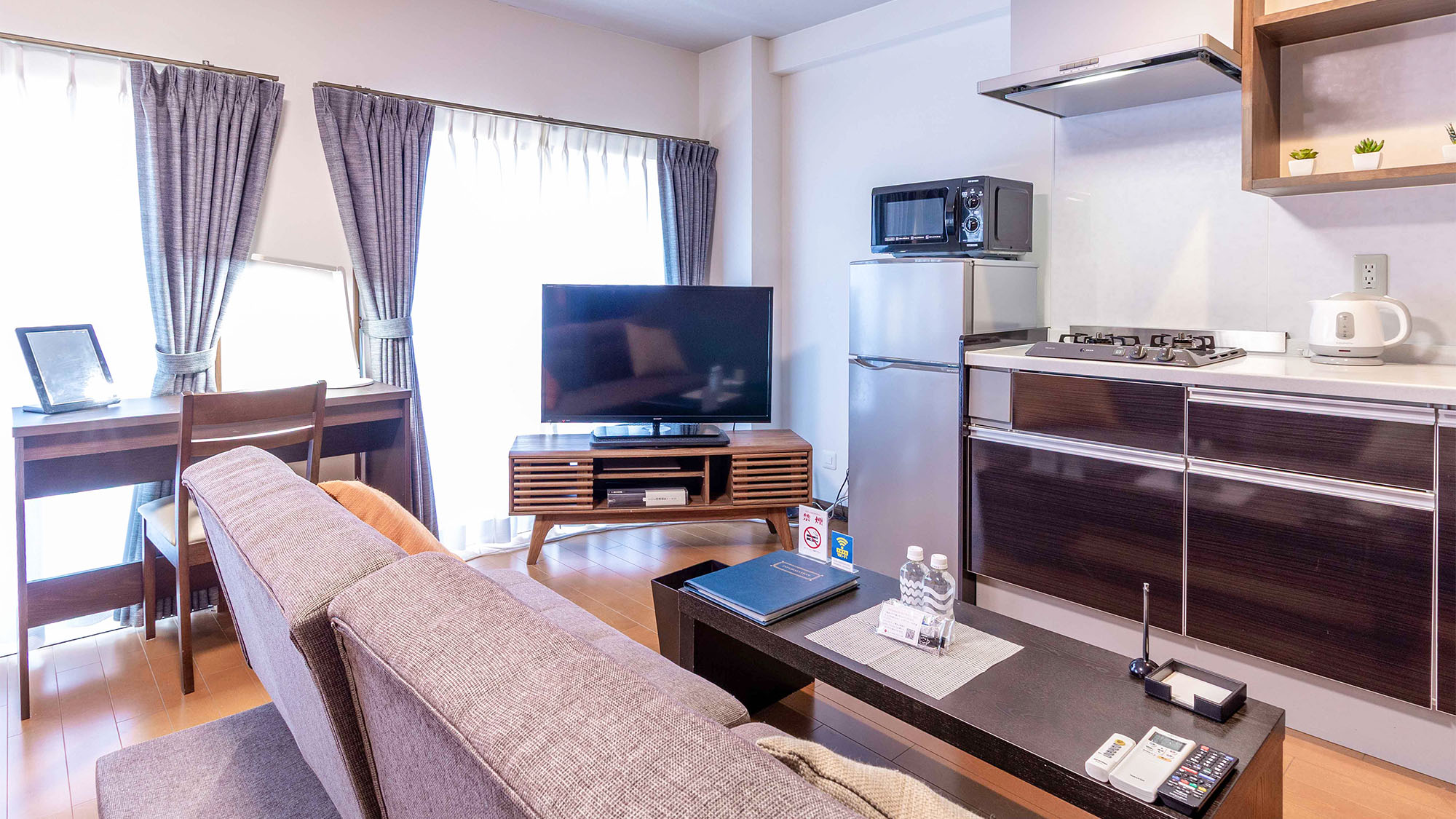 ・【ツインB／リビング】家具・インテリアまで洗練されたお部屋　必要なものが揃っています