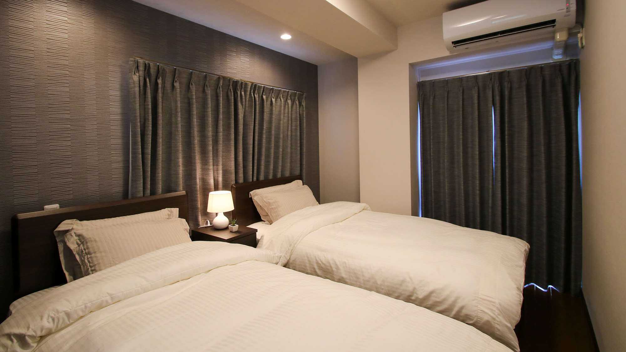 ・【ツインA／ベッド】落ち着いた色合いの寝具で、穏やかな眠りをご体験いただけます