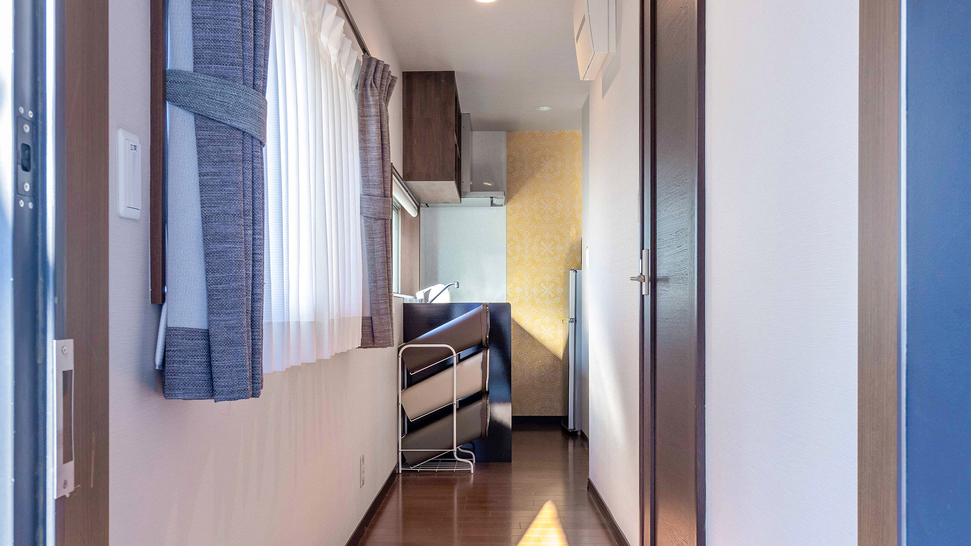 ・【ツインA／廊下】】窓から差し込む光が心地よい明るいお部屋　気持ちよくお過ごしいただけます