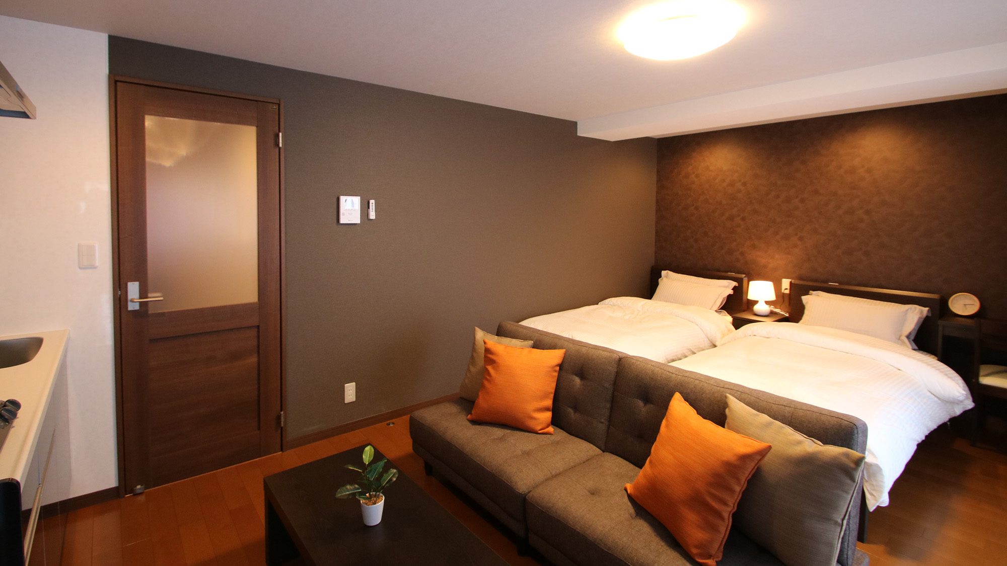 ・【ツインB／リビング】横になれるほどの大きなソファで、リビングでもゆったりとお寛ぎください