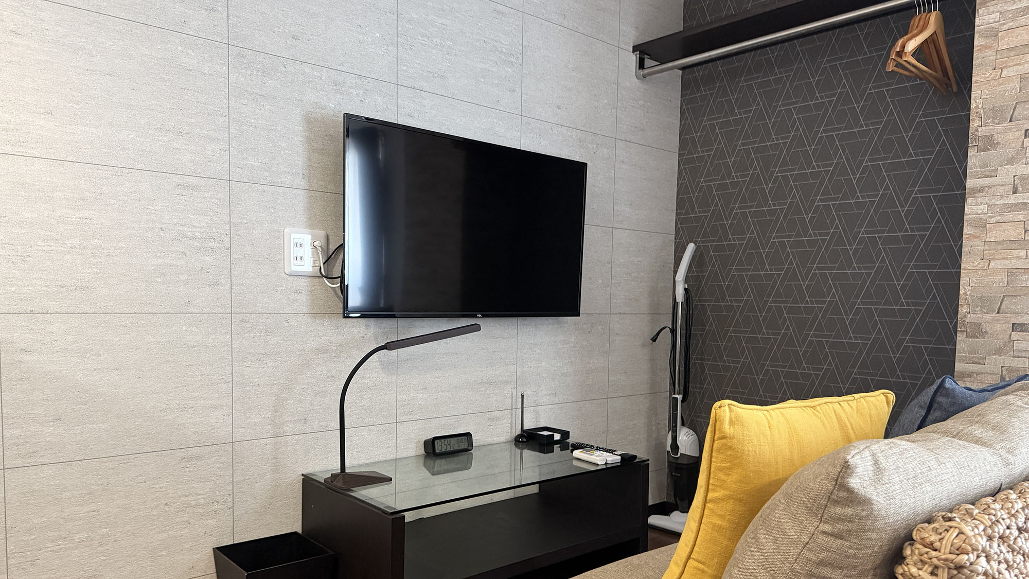 ・【ツイン／リビング】ソファに座ってテレビをご覧いただけます。ゆったりお寛ぎください