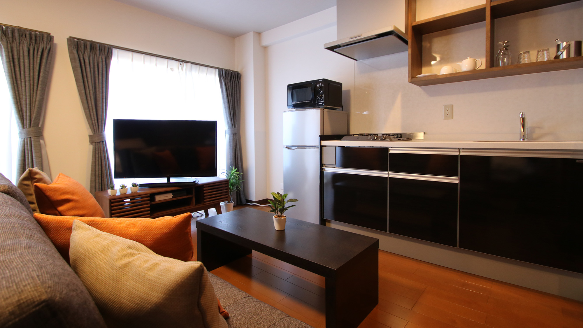 ・【ツインB／リビング】広々したシンクとコンロを備えたキッチン。快適にお料理をお楽しみください