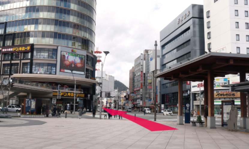 【長野駅からのルート②】善光寺口を出て正面の長野駅前信号を渡り、直進します。