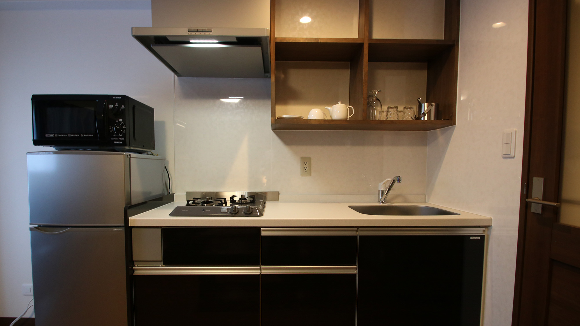 ・【ツインB／キッチン】冷蔵庫、電子レンジ、コンロ完備　※調理器具のご用意はございません