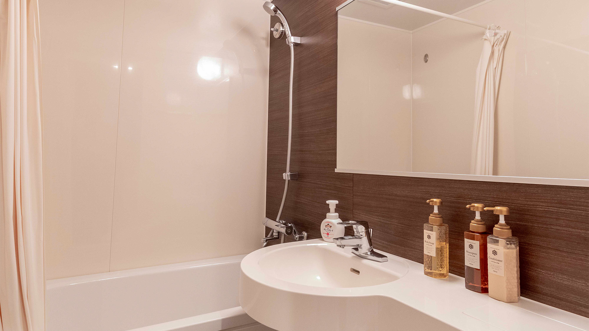 ・【ツインB／ユニットバスルーム】必要機能をまとめたシンプルな浴室エリア