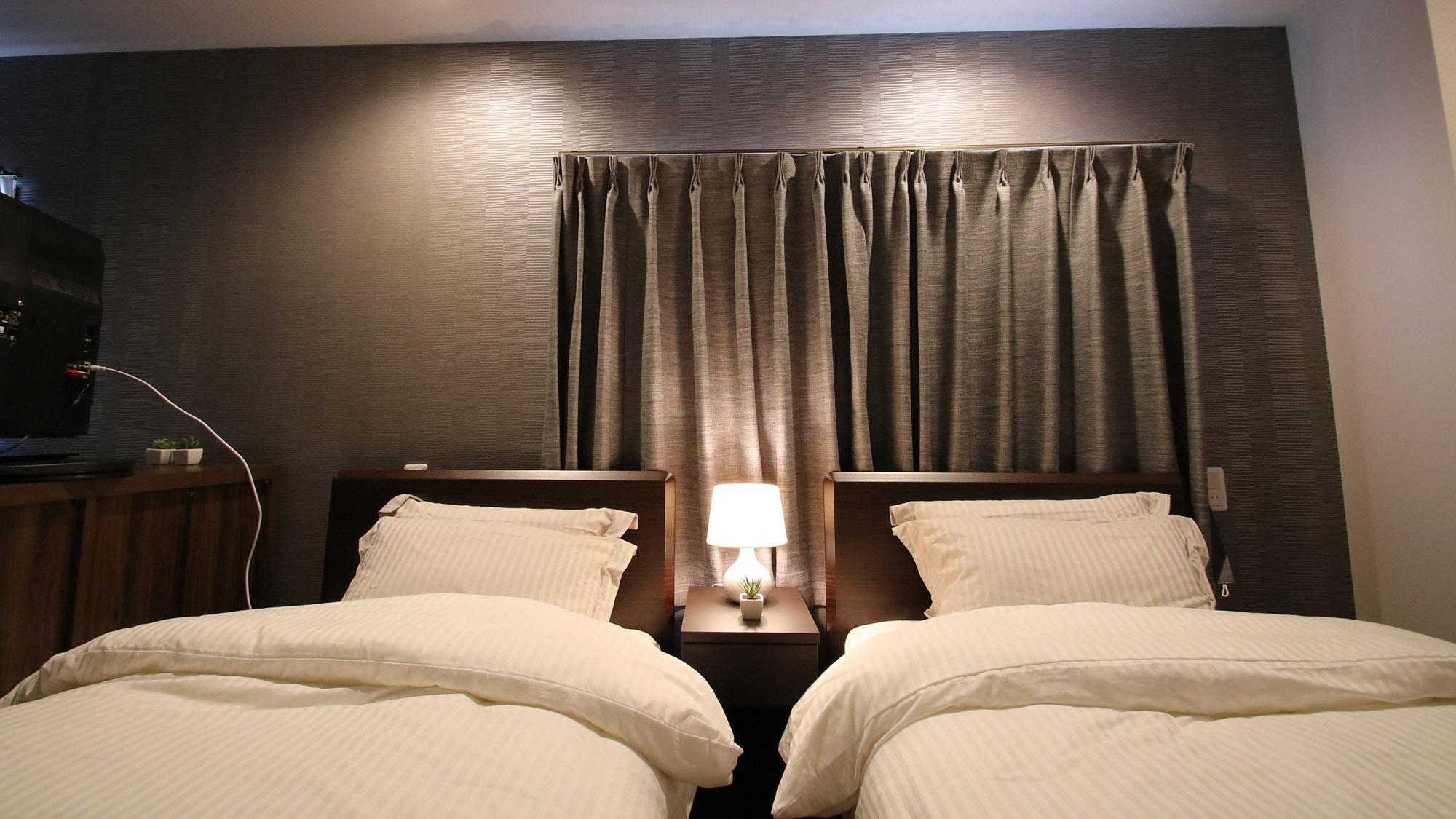 ・【ツインA／ベッド】ゆったりサイズのベッドで手足を伸ばして、気持ちの良い目覚めをお迎えください