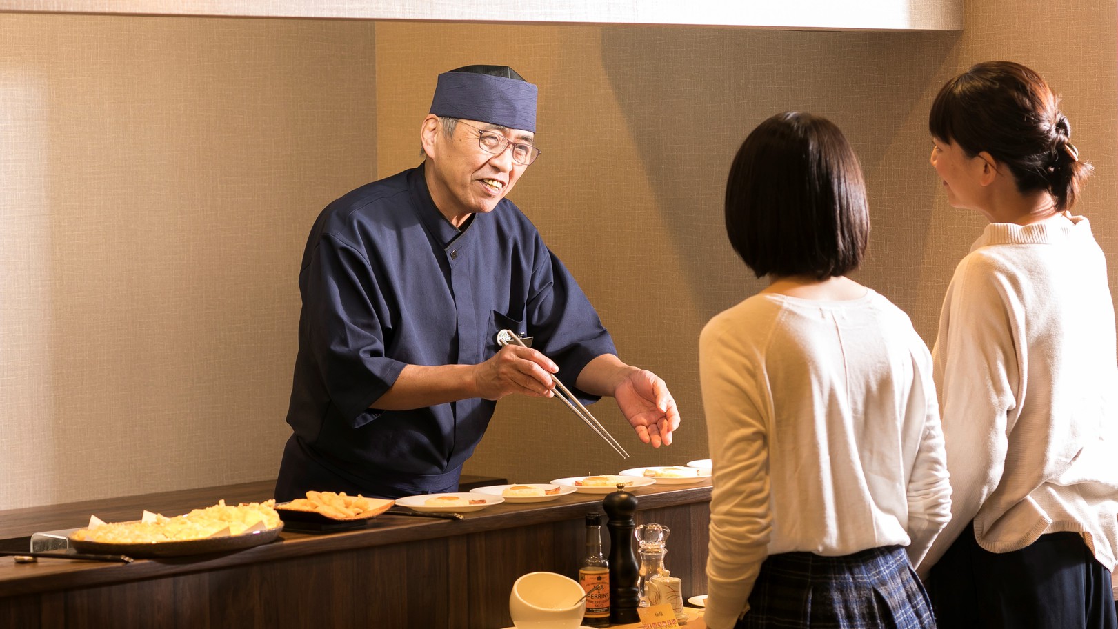 ＜朝食＞実演コーナーで出来立てのお料理をお召し上がりいただけます。