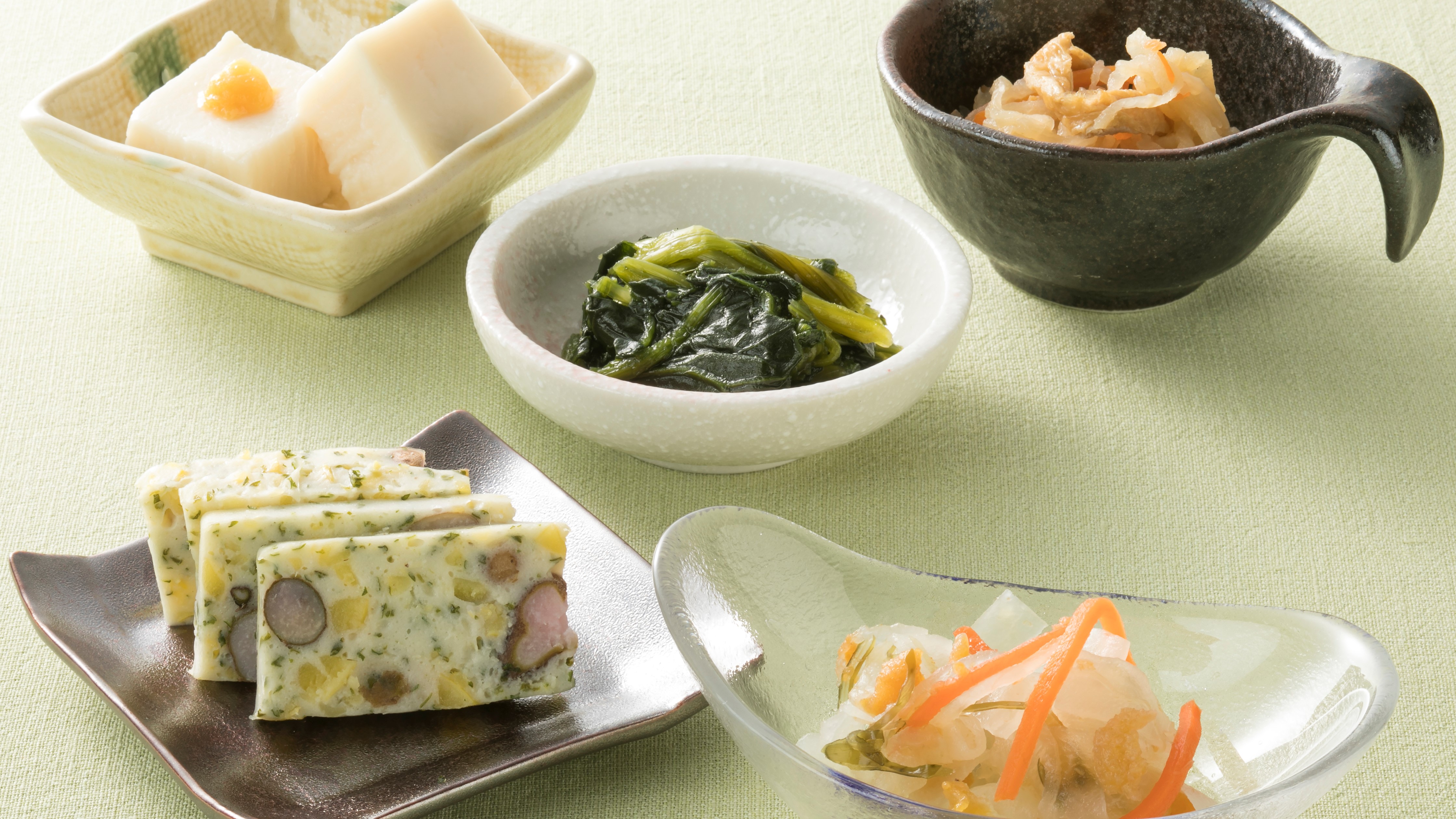 ＜朝食＞【奈良名物】胡麻豆腐、大和野菜のおひたし、切り干し大根、柿なます、むかご真丈