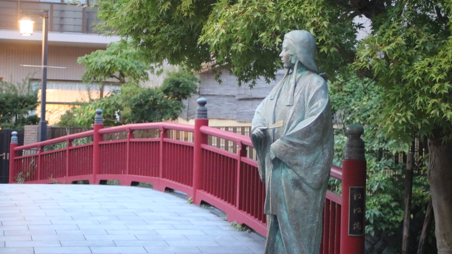 *【ねね橋】太閤橋近くの秀吉像とこちらのねね像は遠くで目線が合うように立っていると言われております。