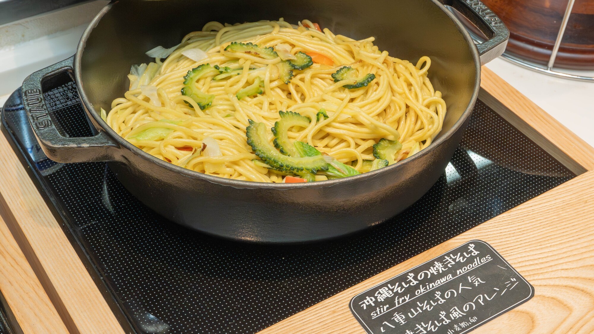 沖縄そばを使った特製焼きそば