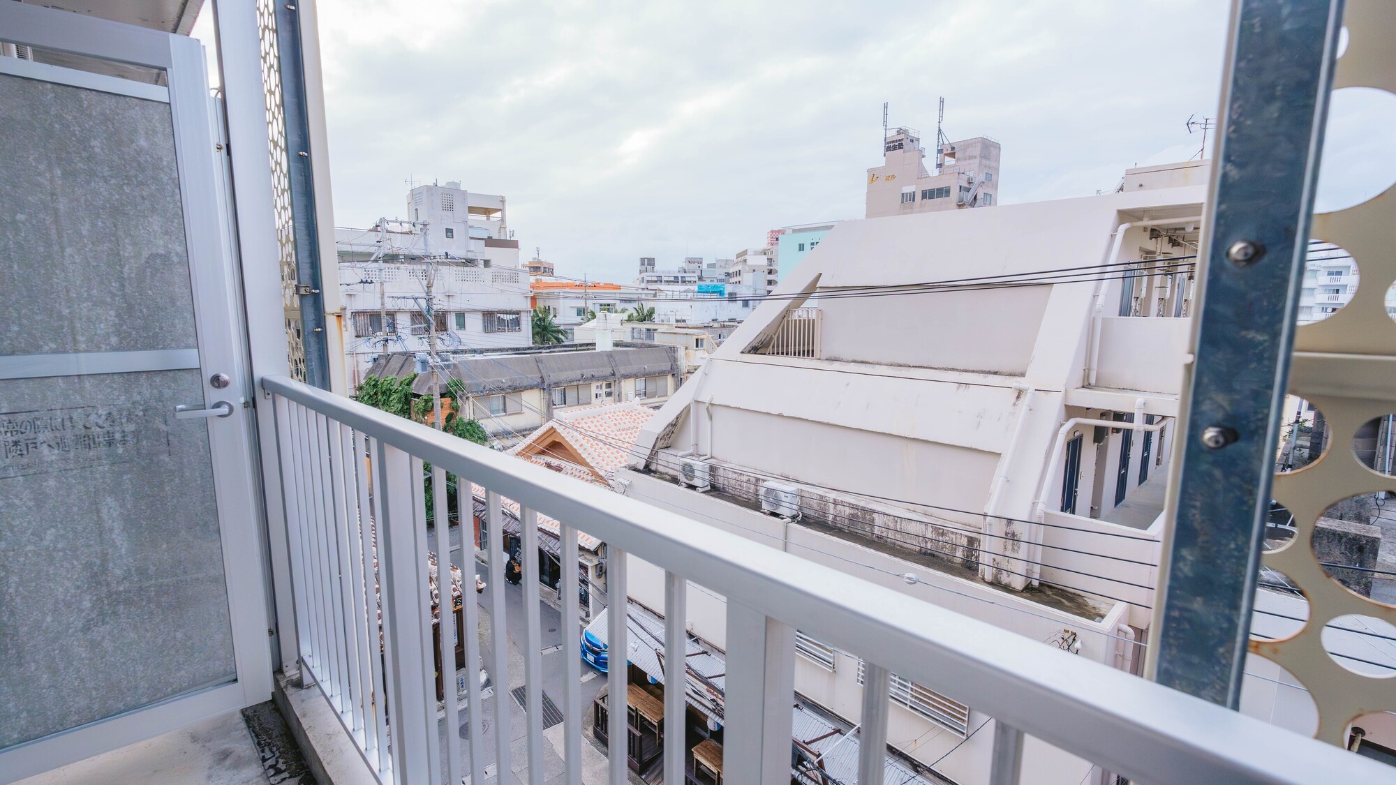 石垣の街並みと空を身近に感じるプライベートビュー