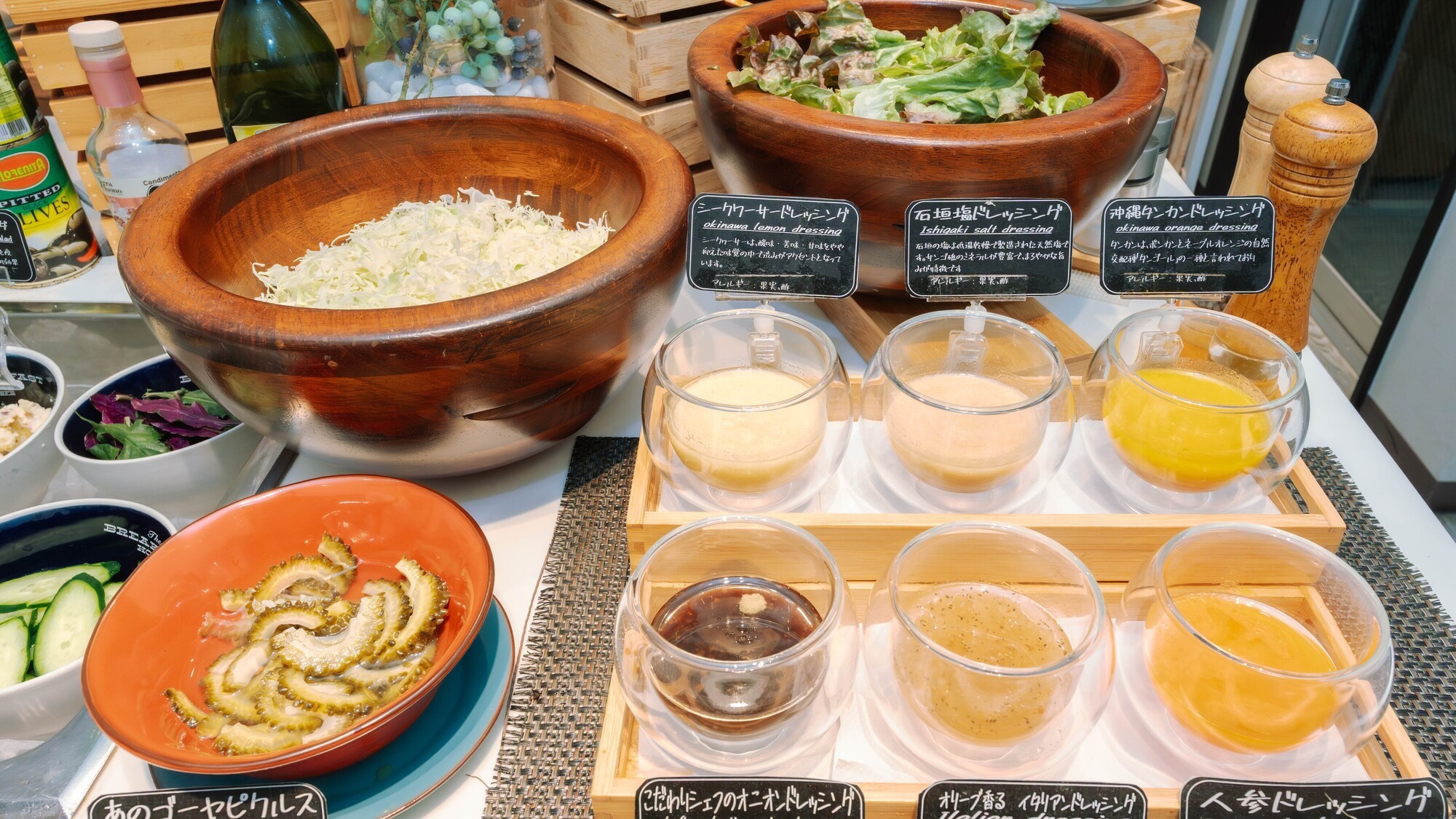 6種類の自家製ドレッシングで彩る新鮮サラダ