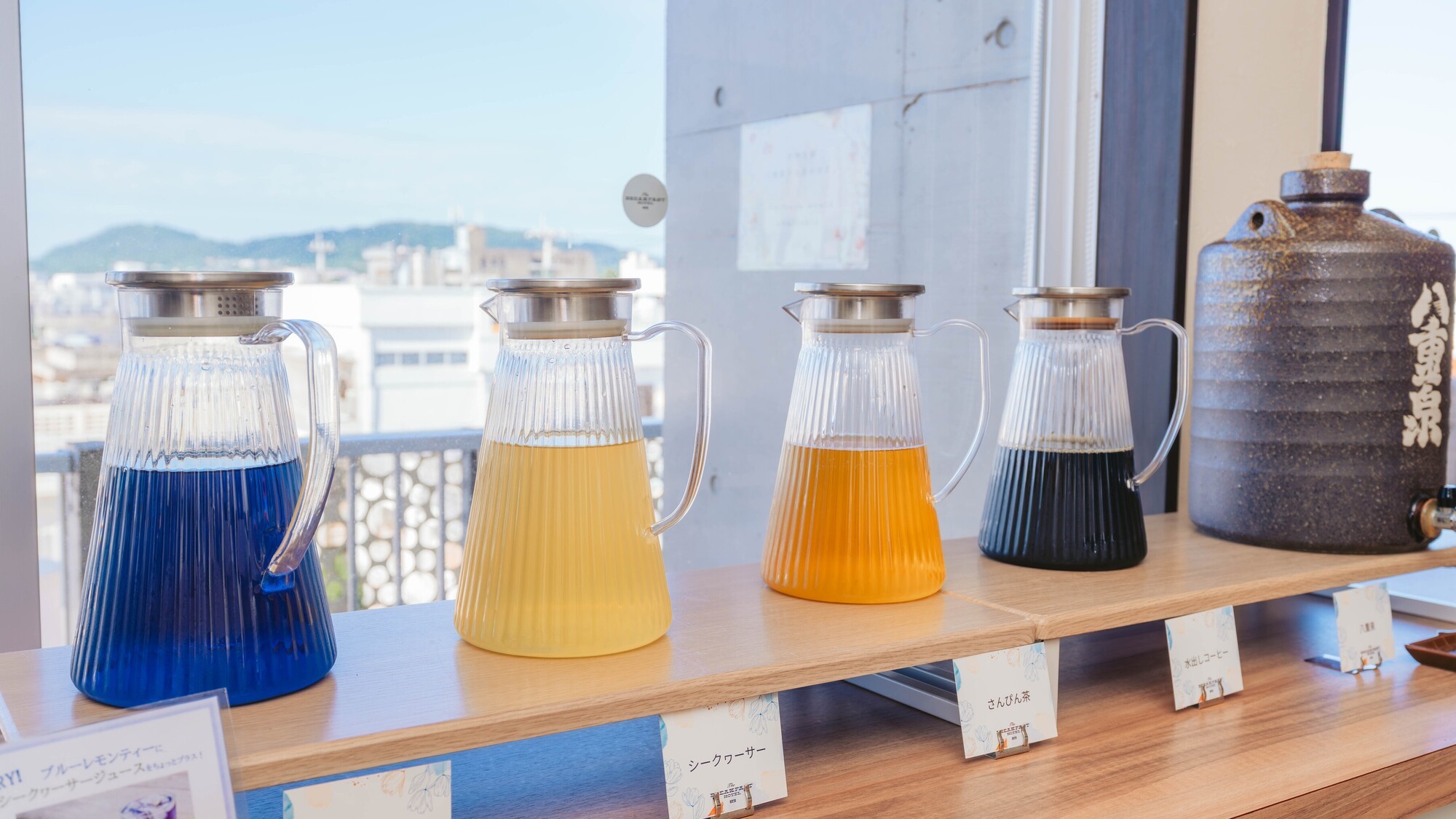 琉球泡盛「八重泉」をはじめ、さんぴん茶などのソフトドリンクもご用意　／　ご提供時間　15時ー20時