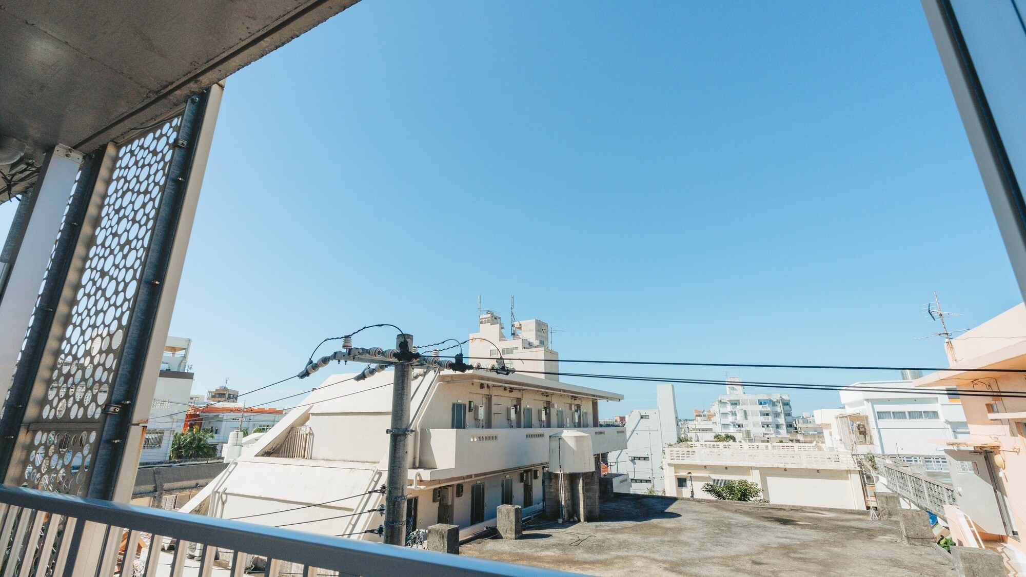 窓の外に広がる石垣島の青空と開放感