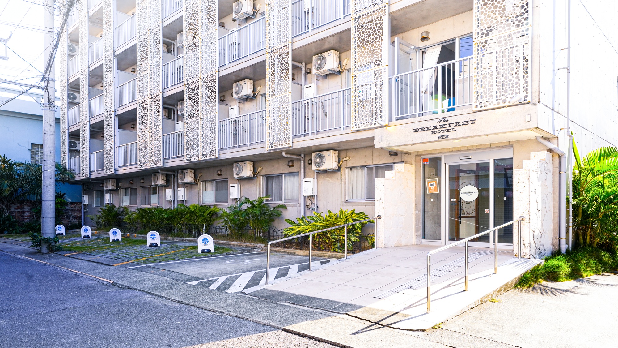 ホテル駐車場（有料・先着順・5台）