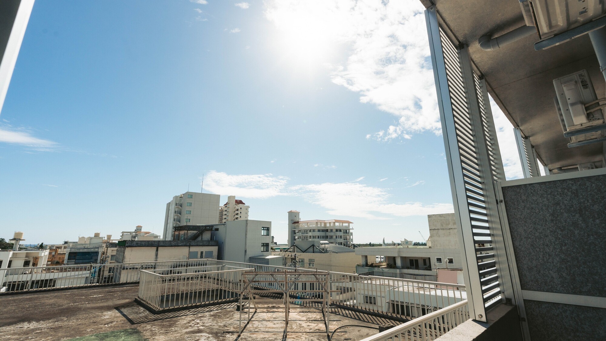 太陽の光を浴びながら広々とした空を一望