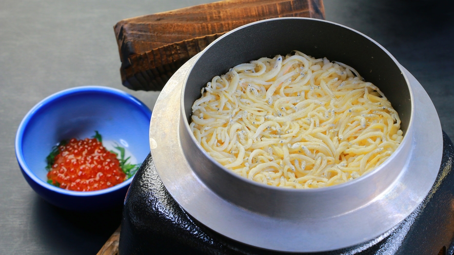 羽釜でふっくら！じゃこ飯。いくらをトッピングして味変♪