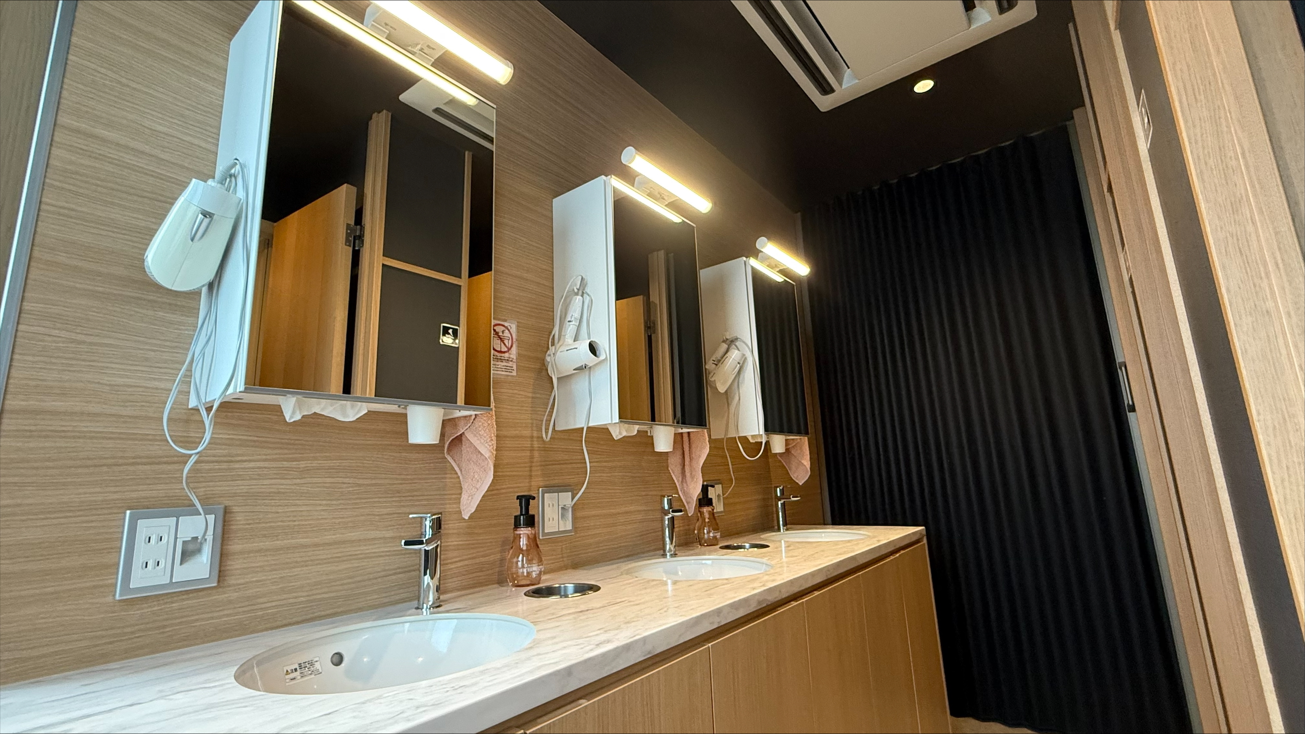 共用シャワールーム内の洗面台