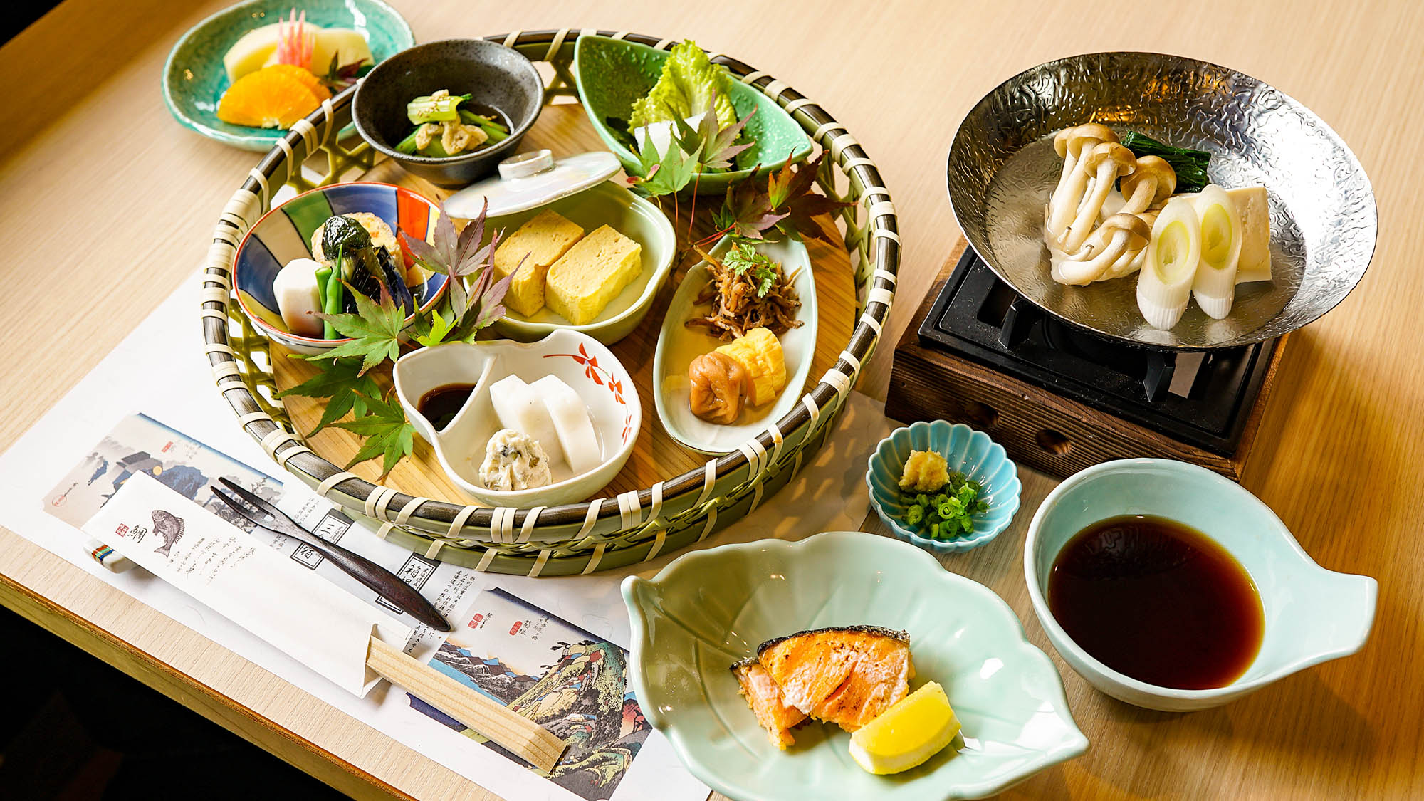 ・朝食一例：焼き魚や卵料理、煮物など旅館ならではの和定食