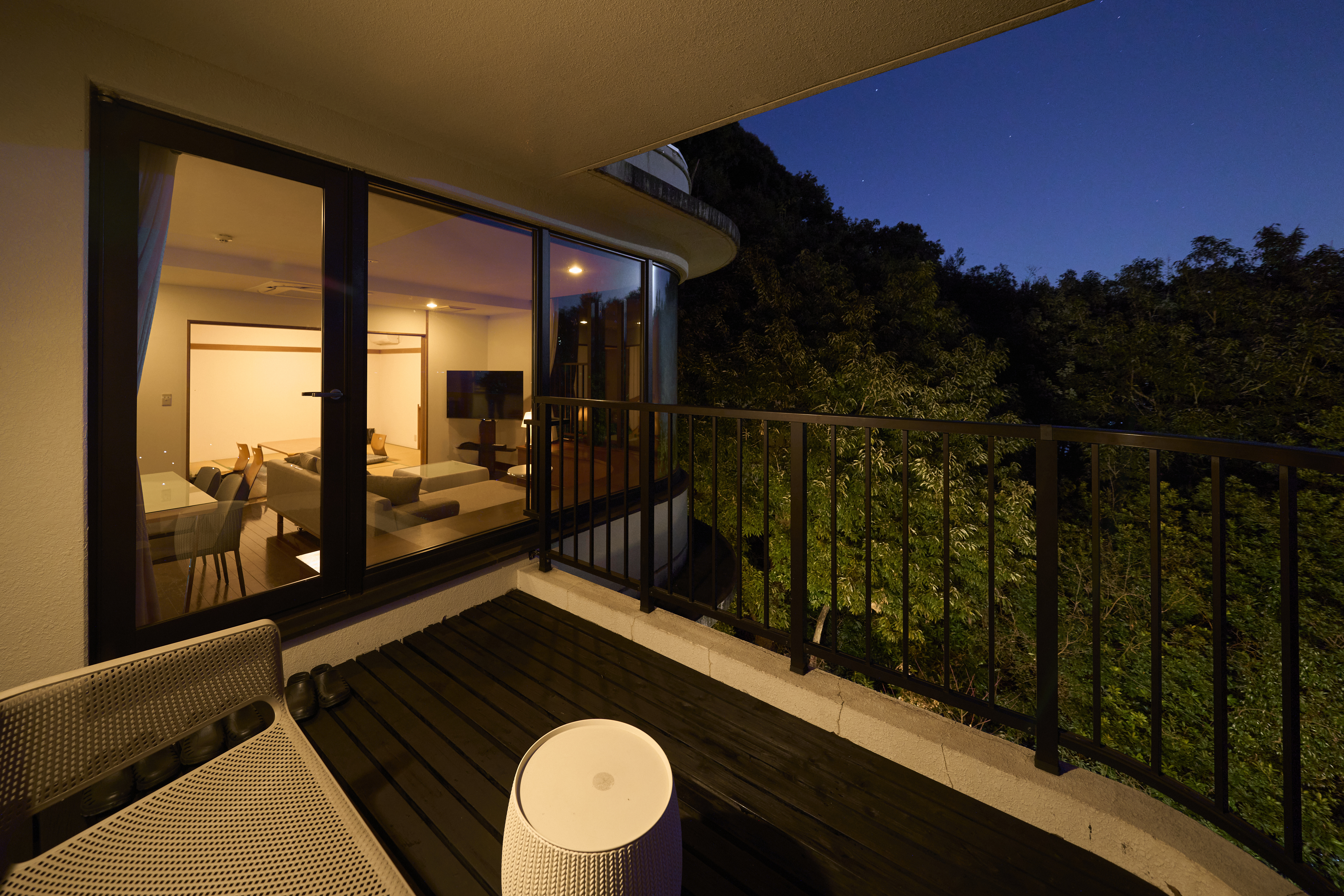 壮大な海が望めるテラス　夜