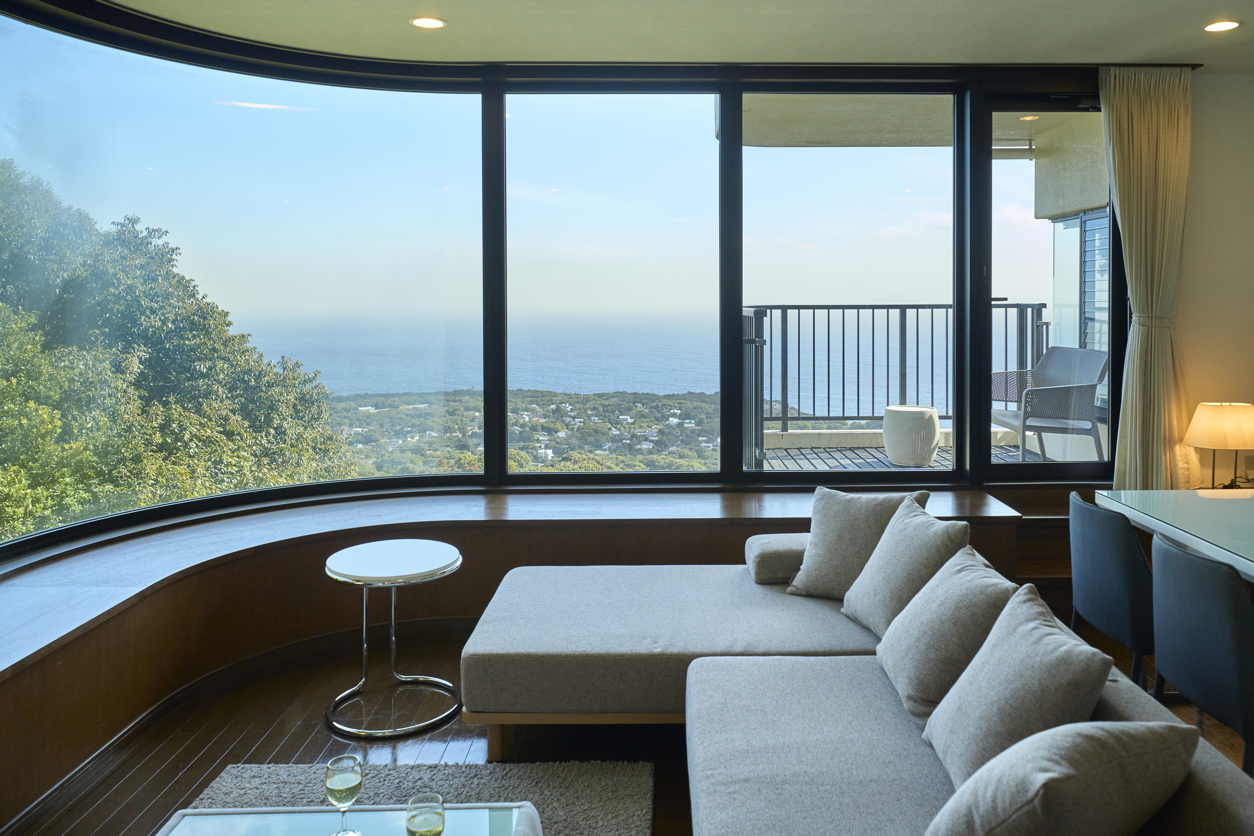 相模湾一望の絶景リビングダイニングルーム2階