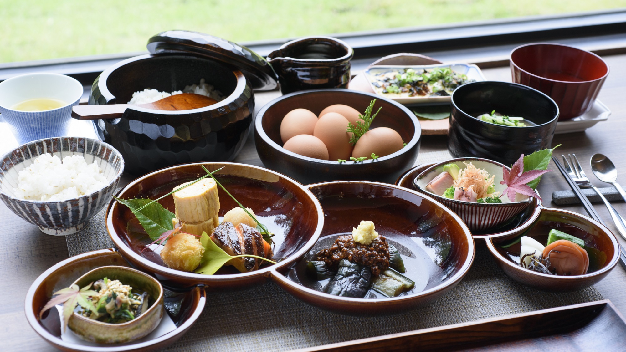 ご朝食 一例　富士五湖をイメージした器を使用しています