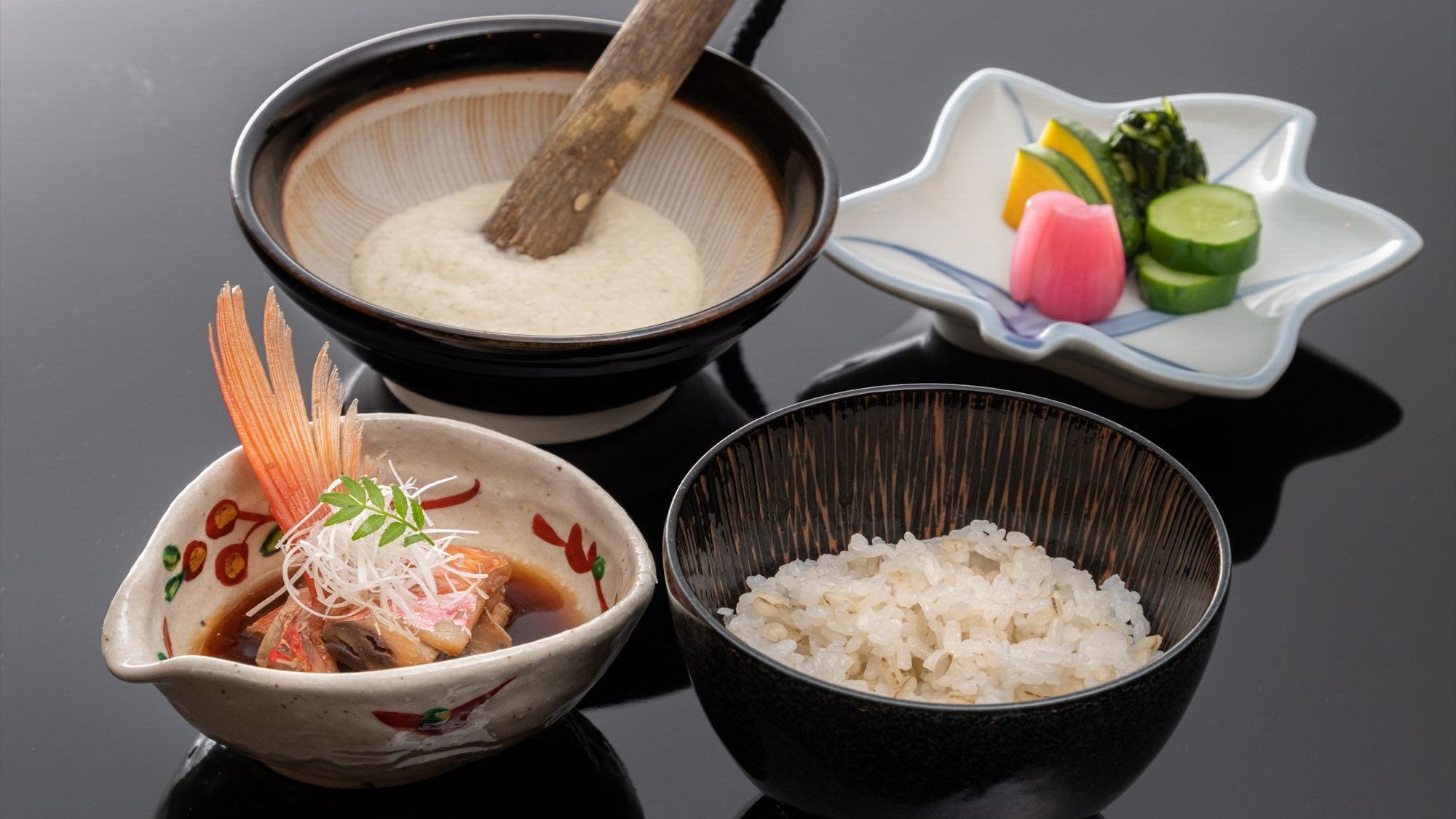 【ご夕食】"久遠名物”　まずは金目鯛の煮付をそのまま、次に煮汁でとろろを伸ばして麦ご飯とご一緒に。