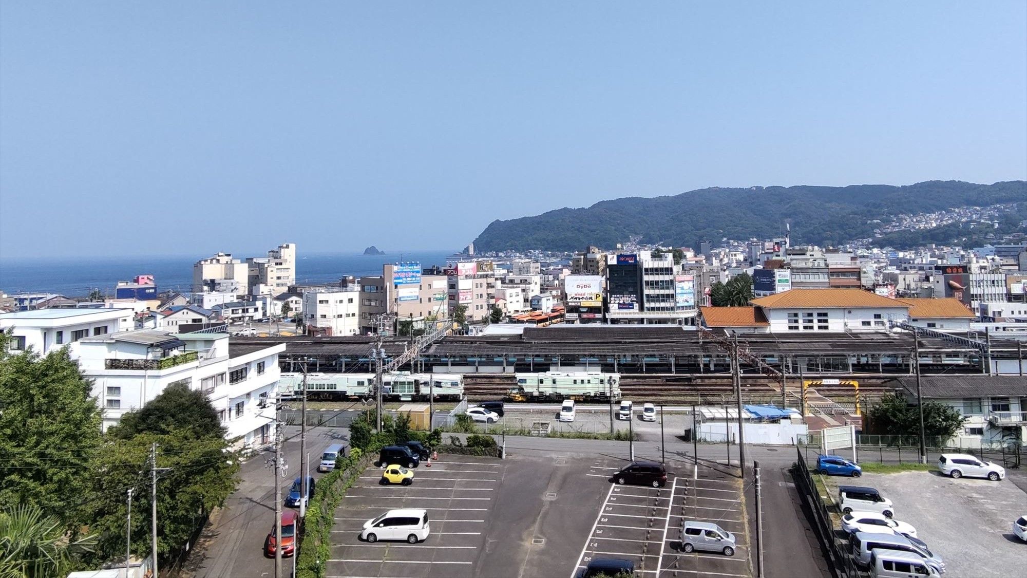 JR・伊豆急 様々な電車が往来する伊東駅