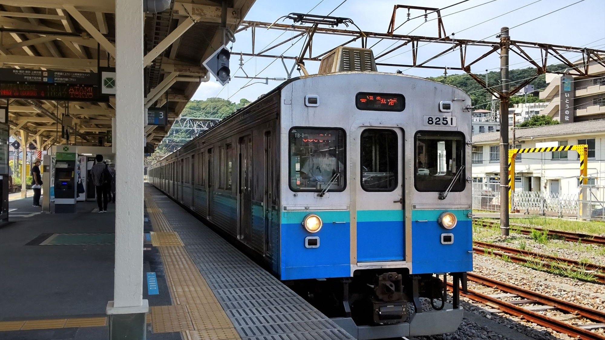 駅から徒歩５分、ホームからも宿が見えます。