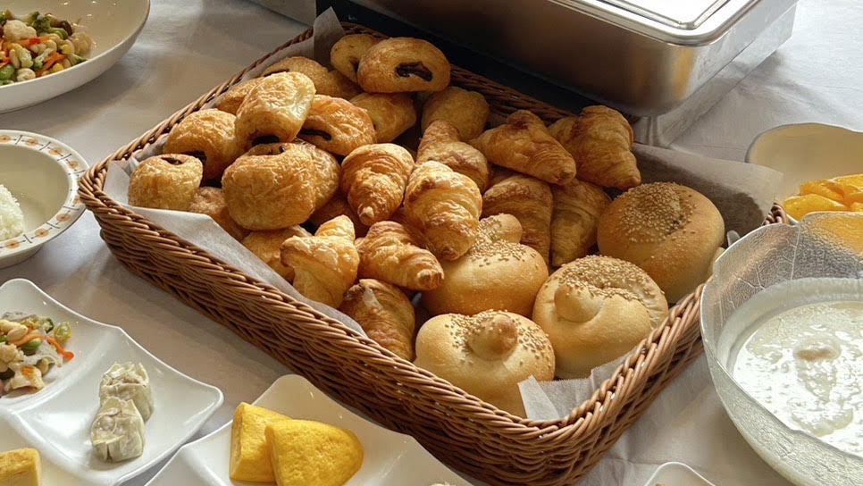 【朝食バイキング付き】人気の焼きたてパンや日替わりデザートなど彩り豊かな和洋朝食