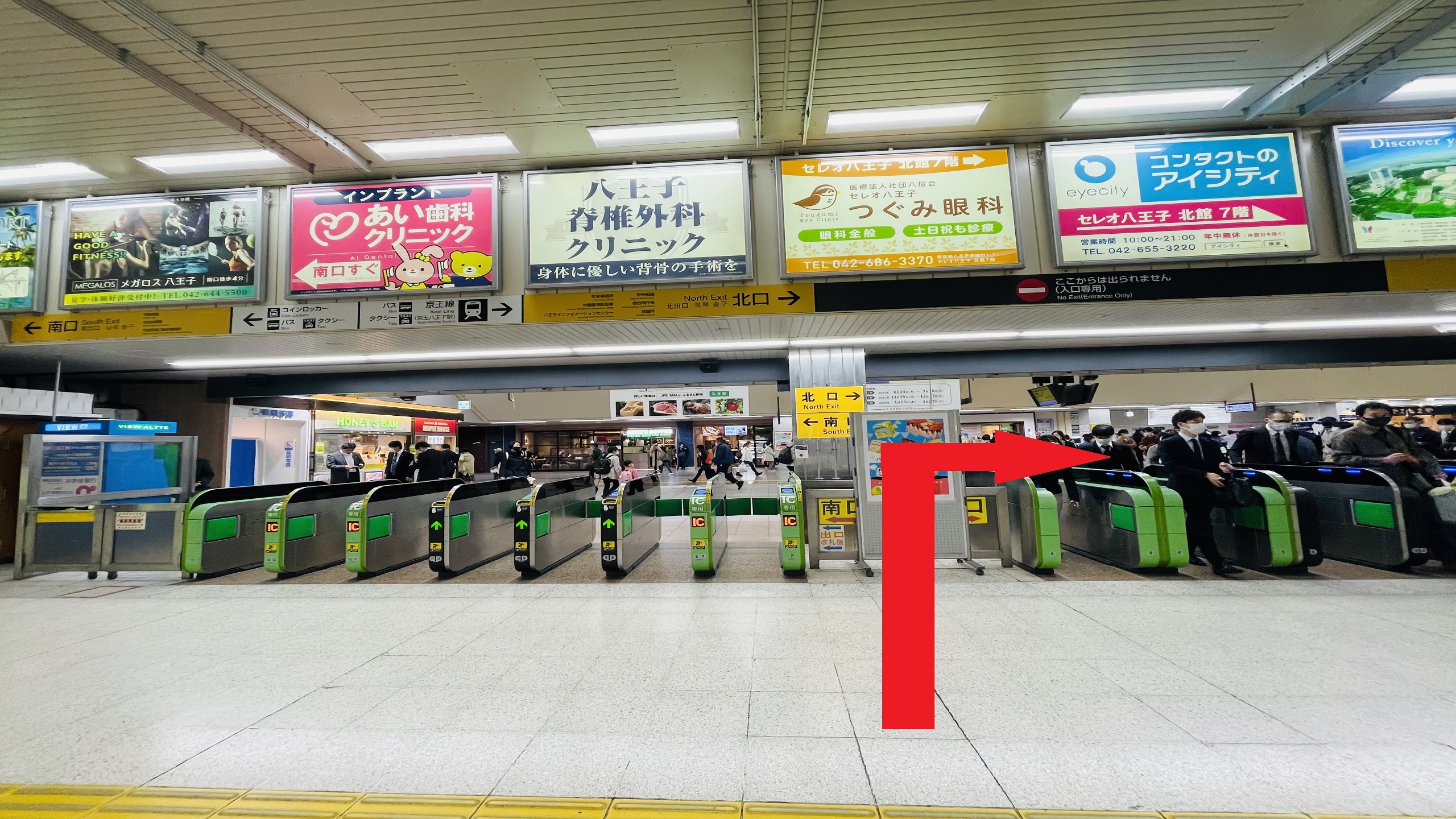 ①JR八王子駅改札口を出て、北口に進むとエスカレーターが見えます。