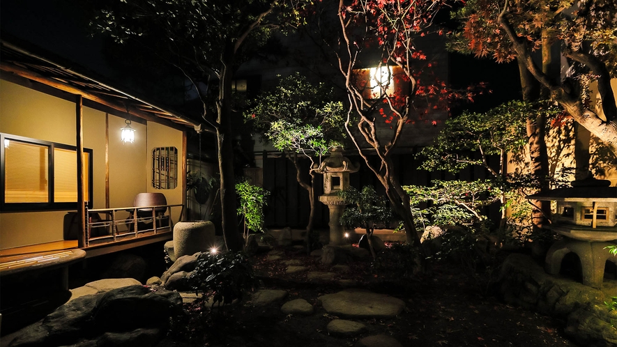 ・【白虎の間】客室からのお庭の眺め。春日燈篭から侘び寂びを感じます