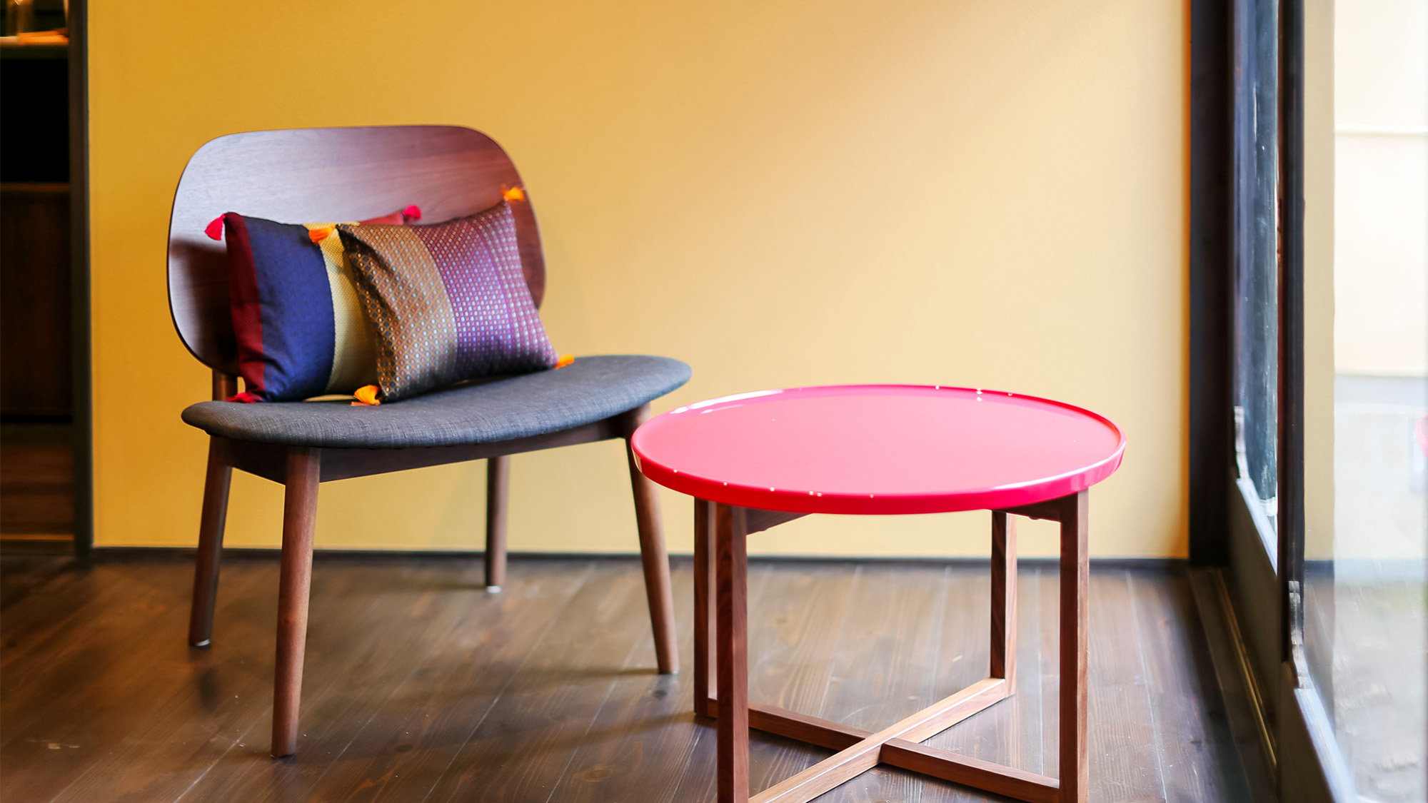 ・【青龍の間】坪庭の傍に腰掛けて読書をしたりリラックスできます