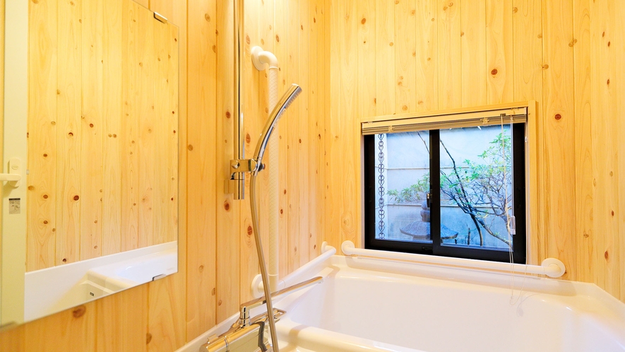 ・【青龍の間】木のぬくもりを感じる浴室。窓からお庭もご覧いただけます